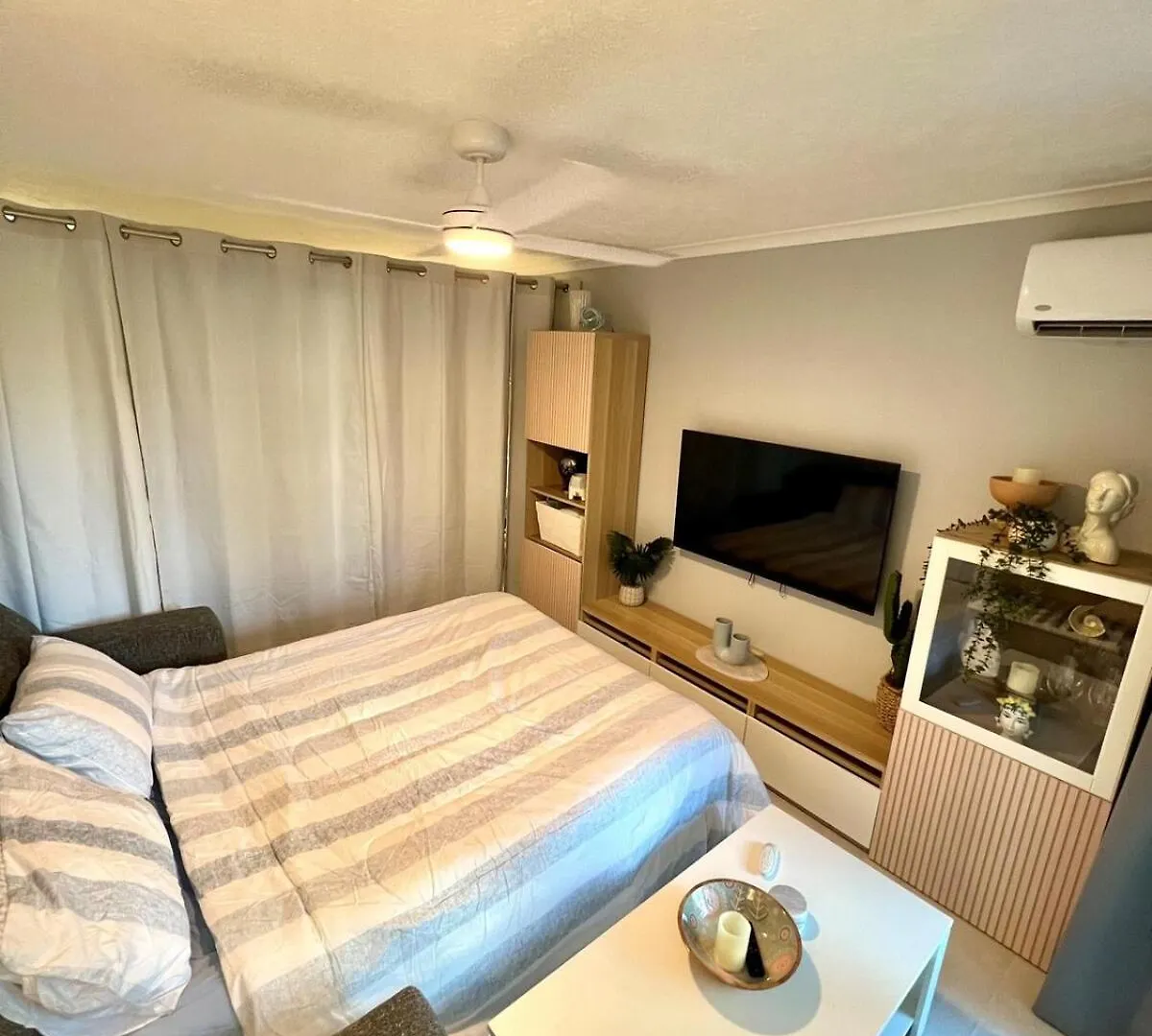 Coastline Escape Renovated Unit - Great Location - Quiet Area - Parking Included Lägenhet Guldkusten Australien
