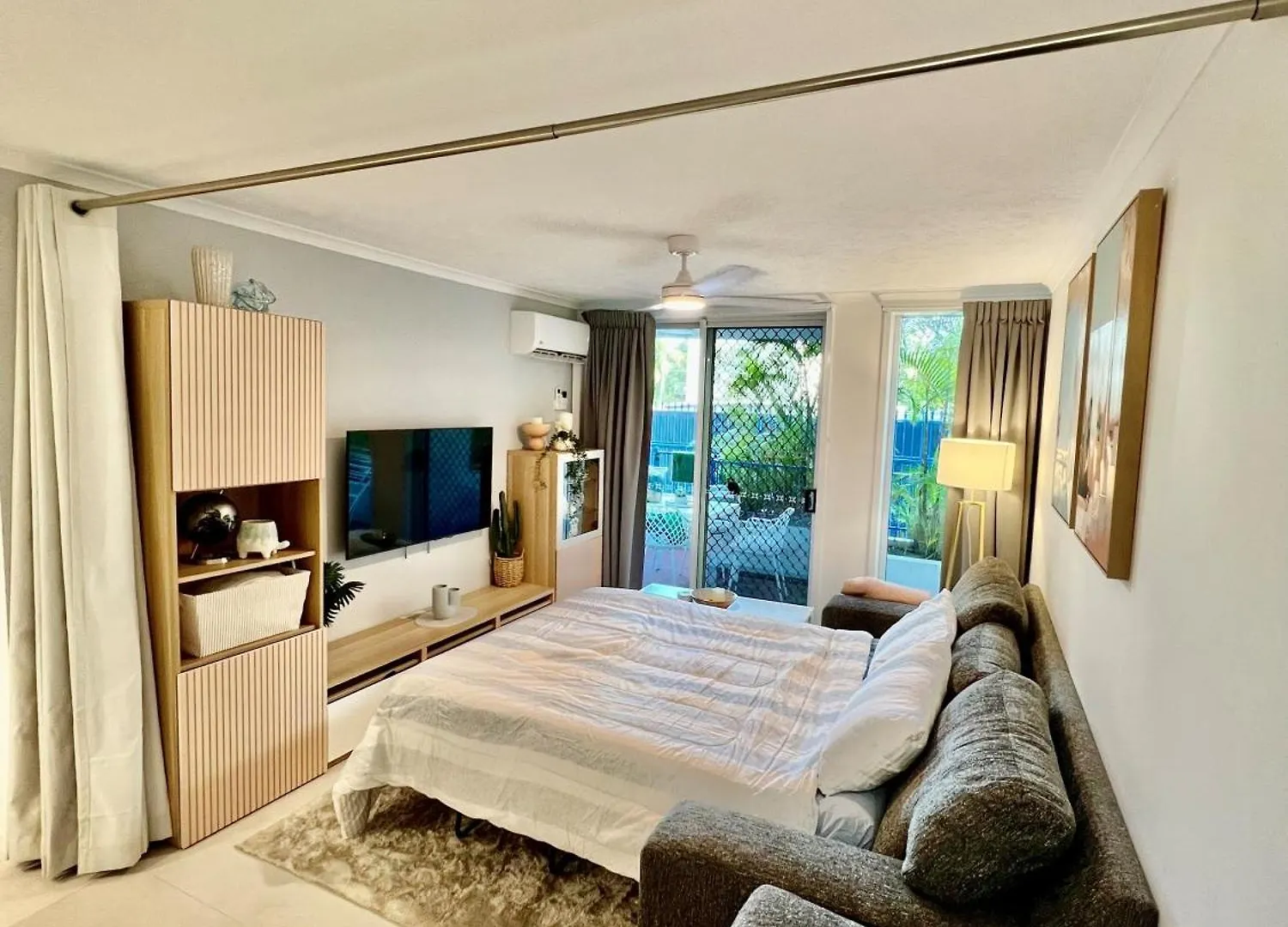Coastline Escape Renovated Unit - Great Location - Quiet Area - Parking Included Lägenhet Guldkusten